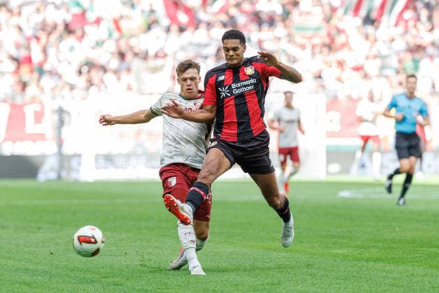 Robin Fellhauer (19, FC Augsburg) und Jarell Quansah (4, Bayer 04 Leverkusen) beim Spiel zwischen FC Augsburg v Bayer 04 Leverkusen, Fussball, Herren, Bundesliga, 2026 2027, 3.Spieltag am 12.09.2026 in Augsburg, WWK ARENA. DFL and DFB regulations prohibit any use of photographs as image sequences and or quasi-video. Bayern Deutschland *** Robin Fellhauer, 19, FC Augsburg, and Jarell Quansah, 4, Bayer 04 Leverkusen, during the match between FC Augsburg and Bayer 04 Leverkusen, soccer, men s, Bundesliga, 2026–2027, Matchday 3 on September 12, 2026, in Augsburg, WWK ARENA. DFL and DFB regulations prohibit any use of photographs as image sequences and or quasi-video. Bavaria, Germany