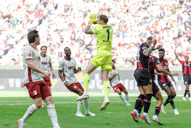 Mark Flekken (1, Bayer 04 Leverkusen) hält den Ball sicher beim Spiel zwischen FC Augsburg v Bayer 04 Leverkusen, Fussball, Herren, Bundesliga, 2026 2027, 3.Spieltag am 12.09.2026 in Augsburg, WWK ARENA. DFL and DFB regulations prohibit any use of photographs as image sequences and or quasi-video. Bayern Deutschland *** Mark Flekken 1, Bayer 04 Leverkusen, securely holds the ball during the match between FC Augsburg and Bayer 04 Leverkusen, Soccer, Men s, Bundesliga, 2026–2027, Matchday 3 on September 12, 2026, in Augsburg, WWK ARENA. DFL and DFB regulations prohibit any use of photographs as image sequences and or quasi-video. Bavaria, Germany