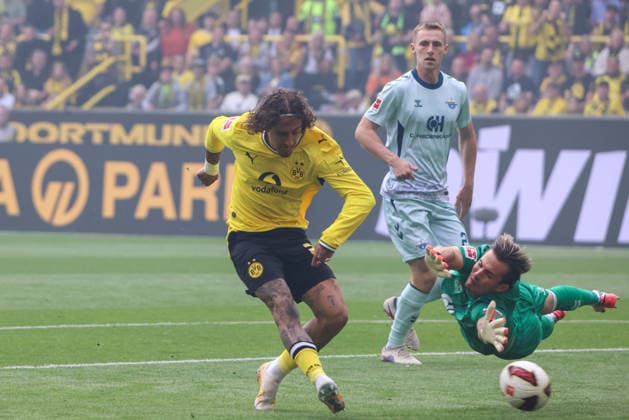 Dortmund, Deutschland: 12.09.2026 - 1. Bundesliga 2026 27 - 3. Spieltag - Borussia Dortmund vs. SC Paderborn Im Bild: v.li. Torschütze Fabio Silva (BVB) macht das Tor zum 1:0 für Dortmund und jubelt (DFL DFB REGULATIONS PROHIBIT ANY USE OF PHOTOGRAPHS as IMAGE SEQUENCES and or QUASI-VIDEO) *** *** Dortmund, Germany, September 12, 2026, Bundesliga 1, 2026–27, Matchday 3: Borussia Dortmund vs. SC Paderborn. Pictured from left: Goal scorer Fabio Silva of BVB scores the 1–0 goal for Dortmund and celebrates. DFL and DFB regulations prohibit any use of photographsOGRAPHS as IMAGE SEQUENCES and or QUASI-VIDEO *** Copyright: HMBxMedia MadeleinexFantini