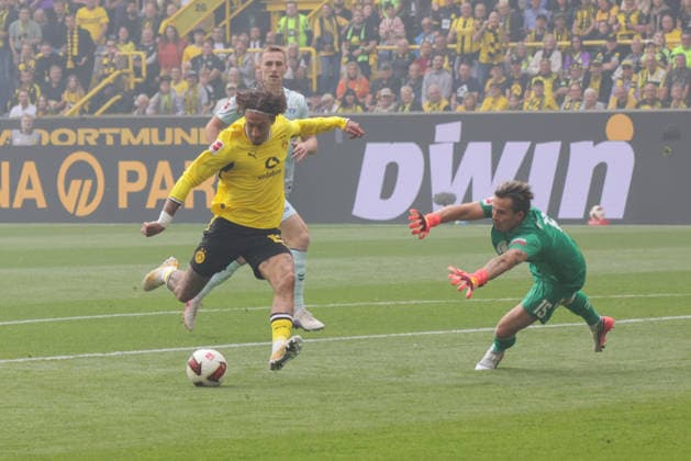 12.09.2026, xgrfx, Fussball 1.Bundesliga, Borussia Dortmund - SC Paderborn 07 v.l. Tor, Fabio Silva zum 1:0 (Borussia Dortmund) (DFL DFB REGULATIONS PROHIBIT ANY USE OF PHOTOGRAPHS as IMAGE SEQUENCES and or QUASI-VIDEO) Dortmund *** September 12, 2026, xgrfx, Soccer, Bundesliga 1, Borussia Dortmund vs. SC Paderborn 07, goal, Fabio Silva scores the 1–0 goal for Borussia Dortmund. DFL and DFB regulations prohibit any use of photographs as image sequences and or quasi-video. Dortmund