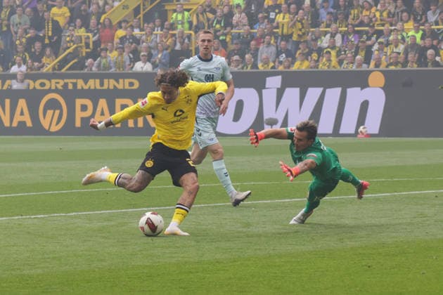 12.09.2026, xgrfx, Fussball 1.Bundesliga, Borussia Dortmund - SC Paderborn 07 v.l. Tor, Fabio Silva zum 1:0 (Borussia Dortmund) (DFL DFB REGULATIONS PROHIBIT ANY USE OF PHOTOGRAPHS as IMAGE SEQUENCES and or QUASI-VIDEO) Dortmund *** September 12, 2026, xgrfx, Soccer, Bundesliga 1, Borussia Dortmund vs. SC Paderborn 07, goal, Fabio Silva scores the 1–0 goal for Borussia Dortmund. DFL and DFB regulations prohibit any use of photographs as image sequences and or quasi-video. Dortmund