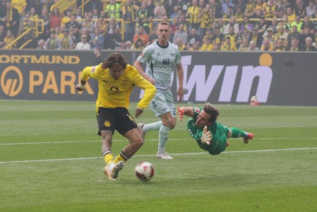 12.09.2026, xgrfx, Fussball 1.Bundesliga, Borussia Dortmund - SC Paderborn 07 v.l. Tor, Fabio Silva zum 1:0 (Borussia Dortmund) (DFL DFB REGULATIONS PROHIBIT ANY USE OF PHOTOGRAPHS as IMAGE SEQUENCES and or QUASI-VIDEO) Dortmund *** September 12, 2026, xgrfx, Soccer, Bundesliga 1, Borussia Dortmund vs. SC Paderborn 07, goal, Fabio Silva scores the 1–0 goal for Borussia Dortmund. DFL and DFB regulations prohibit any use of photographs as image sequences and or quasi-video. Dortmund