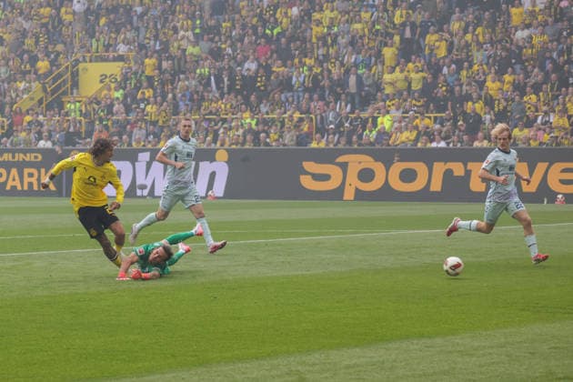 12.09.2026, xgrfx, Fussball 1.Bundesliga, Borussia Dortmund - SC Paderborn 07 v.l. Tor, Fabio Silva zum 1:0 (Borussia Dortmund) (DFL DFB REGULATIONS PROHIBIT ANY USE OF PHOTOGRAPHS as IMAGE SEQUENCES and or QUASI-VIDEO) Dortmund *** September 12, 2026, xgrfx, Soccer, Bundesliga 1, Borussia Dortmund vs. SC Paderborn 07, goal, Fabio Silva scores the 1–0 goal for Borussia Dortmund. DFL and DFB regulations prohibit any use of photographs as image sequences and or quasi-video. Dortmund