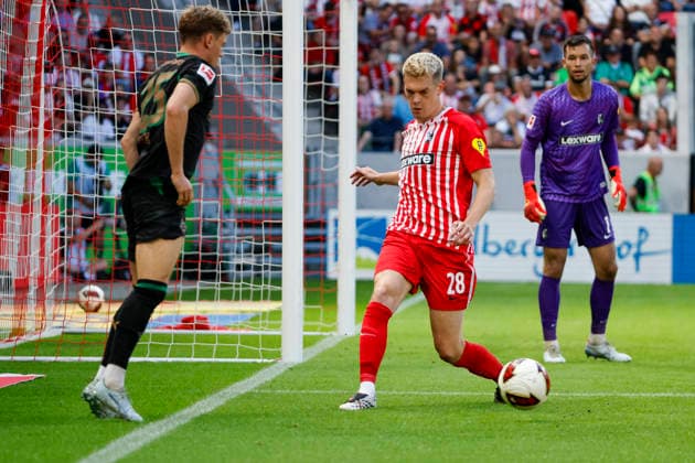Robin Hack (Borussia Mönchengladbach, 25) und Matthias Ginter (SC Freiburg, 28) , Deutschland, Fussball, 1. Bundesliga, 3.Spieltag, 2026 2027, SC Freiburg vs. Borussia Mönchengladbach, 12.09.2026, Freiburg im Breisgau Europa-Park Stadion Deutschland *** Robin Hack, Borussia Mönchengladbach, 25, and Matthias Ginter, SC Freiburg, 28, Germany, soccer, Bundesliga 1, Matchday 3, 2026–2027, SC Freiburg vs. Borussia Mönchengladbach, September 12, 2026, Freiburg im Breisgau, Europa-Park Stadium, Germany Copyright: xGrantxHubbsx