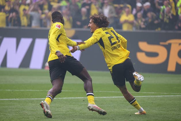Dortmund, Deutschland: 12.09.2026 - 1. Bundesliga 2026 27 - 3. Spieltag - Borussia Dortmund vs. SC Paderborn Im Bild: v.li. der Zweite Torschütze Fabio Silva (BVB) macht das Tor zum 1:0 für Dortmund und jubelt mit Serhou Guirassy (BVB) (DFL DFB REGULATIONS PROHIBIT ANY USE OF PHOTOGRAPHS as IMAGE SEQUENCES and or QUASI-VIDEO) *** *** Dortmund, Germany, September 12, 2026, 2026-27 Bundesliga Season, Matchday 3: Borussia Dortmund vs. SC Paderborn. Pictured from left: Fabio Silva, the second goal scorer for BVB, scores the 1-0 goal for Dortmund and celebrates with Serhou Guirassy. BVB, DFL, DFB, REGREGULATIONS PROHIBIT ANY USE OF PHOTOGRAPHS AS IMAGE SEQUENCES AND OR QUASI-VIDEO *** Copyright: HMBxMedia MadeleinexFantini