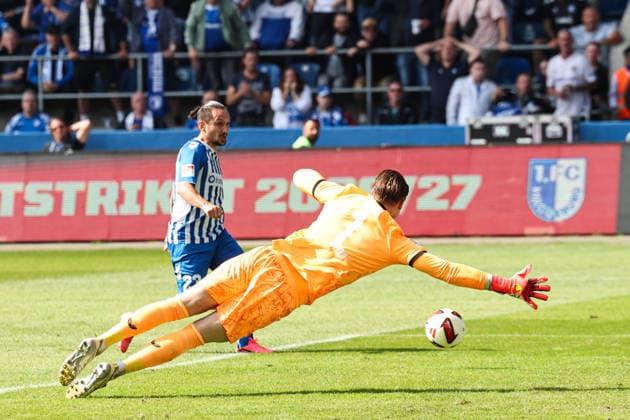 Torschütze Baris Atik (1. FC Magdeburg,23) trifft zum 3-0, das Tor wird nach Videoüberprüfung von Referee Marc Philip Eckermann wegen eines vorherigen Foulspiels aberkannt - 2. Fußball Bundesliga Saison 2026-2027 1. FC Magdeburg vs 1. FC Kaiserslautern in der Avnet Arena in Magdeburg - Aktion,Fußball,Mann,Männer,Deutschland,12.09.2026 *** Goal scorer Baris Atik (1 FC Magdeburg, 23) scores to make it 3–0, but the goal is disallowed by referee Marc Philip Eckermann following a video review due to a previous foul. 2. Bundesliga, 2026–2027 season: 1. FC Magdeburg vs. 1. FC Kaiserslautern at the Avnet Arena in Magdeburg. Action, soccer, man,Men, Germany, September 12, 2026
