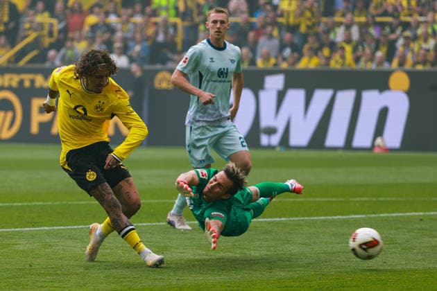 1. Bundesliga - Borussia Dortmund - SC Paderborn am 12.09.2026 im Signal Iduna Park in Dortmund Fabio Silva (Dortmund 21) erzielt gegen Torwart Nahuel Noll (Paderborn 15) das Tor zum 1zu 0 *** 1 Bundesliga: Borussia Dortmund vs. SC Paderborn on September 12, 2026, at Signal Iduna Park in Dortmund. Fabio Silva of Dortmund (No. 21) scored the goal to make it 1–0 against Paderborn goalkeeper Nahuel Noll (No. 15). MH