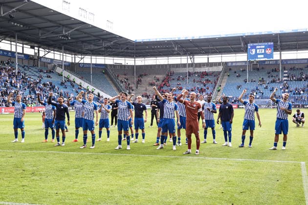 Die Mannschaft vom 1. FC Magdeburg feiert den Sieg vor dem Fanblock - 2. Fußball Bundesliga Saison 2026-2027 1. FC Magdeburg vs 1. FC Kaiserslautern in der Avnet Arena in Magdeburg - Aktion,Fußball,Mann,Männer,Deutschland,12.09.2026 *** The 1 FC Magdeburg team celebrates its victory in front of the fan section. 2. Bundesliga, 2026–2027 season: 1 FC Magdeburg vs. 1 FC Kaiserslautern at the Avnet Arena in Magdeburg. Action, soccer, man,Men, Germany, September 12, 2026