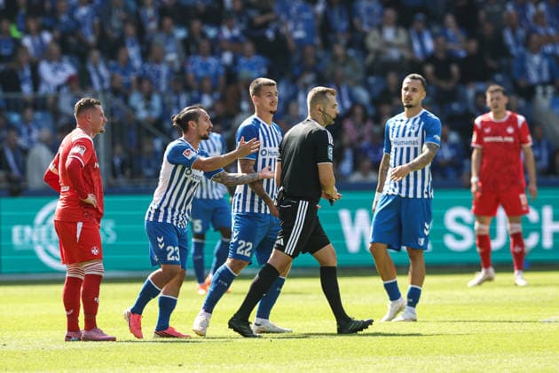 Torschütze Baris Atik (1. FC Magdeburg,23) trifft zum 3-0, das Tor wird nach Videoüberprüfung von Referee Marc Philip Eckermann wegen eines vorherigen Foulspiels aberkannt - 2. Fußball Bundesliga Saison 2026-2027 1. FC Magdeburg vs 1. FC Kaiserslautern in der Avnet Arena in Magdeburg - Aktion,Fußball,Mann,Männer,Deutschland,12.09.2026 *** Goal scorer Baris Atik (1 FC Magdeburg, 23) scores to make it 3–0, but the goal is disallowed by referee Marc Philip Eckermann following a video review due to a previous foul. 2. Bundesliga, 2026–2027 season: 1. FC Magdeburg vs. 1. FC Kaiserslautern at the Avnet Arena in Magdeburg. Action, soccer, man,Men, Germany, September 12, 2026