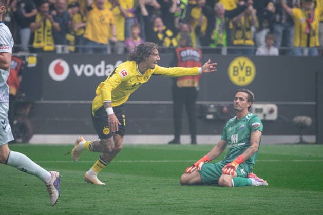 Torjubel zum 1:0 durch Fabio Silva 21 (Borussia Dortmund), Borussia Dortmund vs. SC Paderborn 07, Fussball, 1. Bundesliga, 03. Spieltag, 12.09.2026 DFB regulations prohibit any use of photographs as image sequences and or quasi-video Dortmund Nordrhein-Westfalen Deutschland *** Goal celebration for the 1-0 by Fabio Silva, 21, Borussia Dortmund; Borussia Dortmund vs. SC Paderborn 07, Soccer, Bundesliga 1, Matchday 3, September 12, 2026. DFB regulations prohibit any use of photographs as image sequences and or quasi-video. Dortmund, North Rhine-Westphalia, Germany Copyright: xkolbert-press MarcxNiemeyerx