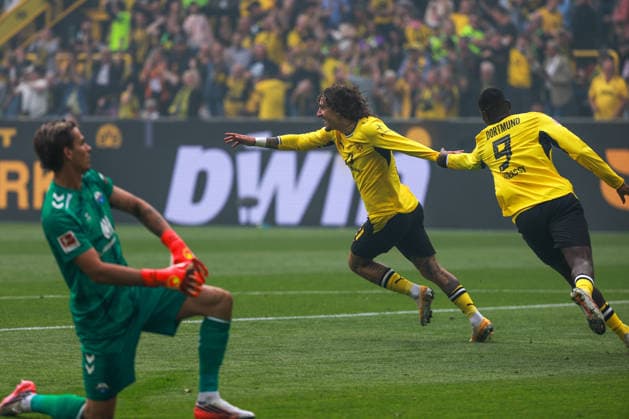 1. Bundesliga - Borussia Dortmund - SC Paderborn am 12.09.2026 im Signal Iduna Park in Dortmund Jubel, Torjubel, Torschuetze, Torschütze Fabio Silva (Dortmund 21) jubelt nach seinem Tor zum 1 zu 0 mit Serhou Guirassy (Dortmund 9) *** 1 Bundesliga: Borussia Dortmund vs. SC Paderborn on September 12, 2026, at Signal Iduna Park in Dortmund—celebrations, goal celebrations, goal scorers, goal scorer Fabio Silva (Dortmund 21) celebrates his 1-0 goal with Serhou Guirassy (Dortmund 9) MH