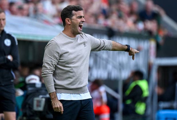 12.09.2026, xemx, Fussball 1.Bundesliga, FC Augsburg - Bayer 04 Leverkusen v.l. Cheftrainer Carles Martinez (Bayer 04 Leverkusen) gibt Anweisungen, gestikuliert mit den Armen, gesticulate, gives instructions (DFL DFB REGULATIONS PROHIBIT ANY USE OF PHOTOGRAPHS as IMAGE SEQUENCES and or QUASI-VIDEO) Augsburg *** September 12, 2026, xemx, Soccer, Bundesliga 1, FC Augsburg vs. Bayer 04 Leverkusen: Head Coach Carles Martinez of Bayer 04 Leverkusen gives instructions, gesturing with his arms, gives instructions DFL DFB REGULATIONS PROHIBIT ANY USE OF PHOTOGRAPHS as IMAGE SEQUENCES and or QUASI-VIDEO Augsburg