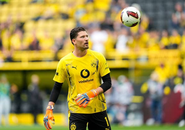 Gregor Kobel (Borussia Dortmund, 1) waermt sich vor dem Spiel auf. GER, Borussia Dortmund vs SC Paderborn 07, 1. Bundesliga, 3. Spieltag, Saison 2026-27, Signal Iduna Park, Dortmund, 12.09.2026 DFL REGULATIONS PROHIBIT ANY USE OF PHOTOGRAPHS AS IMAGE SEQUENCES AND OR QUASI-VIDEO GER, Borussia Dortmund vs SC Paderborn 07, 1. Bundesliga, 3. Spieltag, Saison 2026-27, 12.09.2026 Dortmund *** Gregor Kobel of Borussia Dortmund, 1, warms up before the game in Germany, Borussia Dortmund vs. SC Paderborn 07, 1 Bundesliga, Matchday 3, 2026–27 season, Signal Iduna Park, Dortmund, September 12, 2026. DFL regulations prohibit any use of photographs as image sequences and or quasi-video. GER, Borussia Dortmund vs. SC Paderborn 07, Bundesliga 1, Matchday 3, 2026–27 season, September 12, 2026, Dortmund Copyright: xEibner-Pressefoto ScottxColemanx EP_SCN