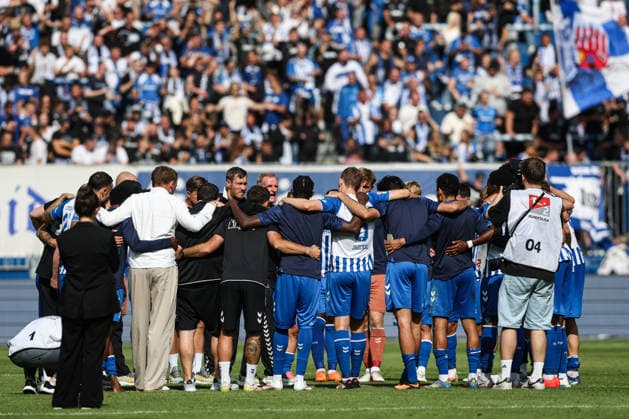 Trainer Petrik Sander (1. FC Magdeburg) mit seinen Spielern nach dem Spiel - 2. Fußball Bundesliga Saison 2026-2027 1. FC Magdeburg vs 1. FC Kaiserslautern in der Avnet Arena in Magdeburg - Fußball,Mann,Männer,Deutschland,12.09.2026 *** Coach Petrik Sander of 1. FC Magdeburg with his players after the 2026–2027 Bundesliga match between 1. FC Magdeburg and 1. FC Kaiserslautern at the Avnet Arena in Magdeburg. Soccer, Man,Men, Germany, September 12, 2026
