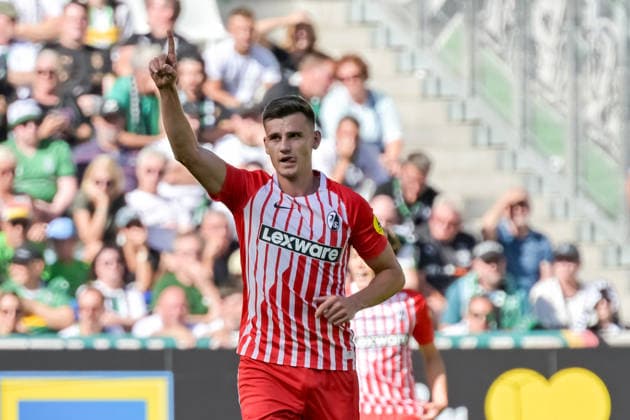 Yannik Engelhardt (SC Freiburg, 16) jubelt ueber sein Tor zum 1:0 GER, SC Freiburg vs Bor. Moenchengladbach, Fussball, Bundesliga, 3. Spieltag, Saison 2026 2027, 12.09.2026 DFL DFB REGULATIONS PROHIBIT ANY USE OF PHOTOGRAPHS AS IMAGE SEQUENCES AND OR QUASI-VIDEO GER, SC Freiburg vs Bor. Moenchengladbach, Fussball, Bundesliga, 3. Spieltag, Saison 2026 2027, 12.09.2026 Freiburg *** Yannik Engelhardt (SC Freiburg, No. 16) celebrates his goal to make it 1–0 for Germany, SC Freiburg vs. Borussia Mönchengladbach, Soccer, Bundesliga, Matchday 3, 2026–2027 Season, September 12, 2026 DFL and DFB regulations prohibit any use of photographs as image sequences and or quasi-video GER, SC Freiburg vs. Borussia Mönchengladbach, Soccer, Bundesliga, Matchday 3, 2026–2027 Season, September 12, 2026, Freiburg Copyright: xEibner-Pressefotox EP_THS