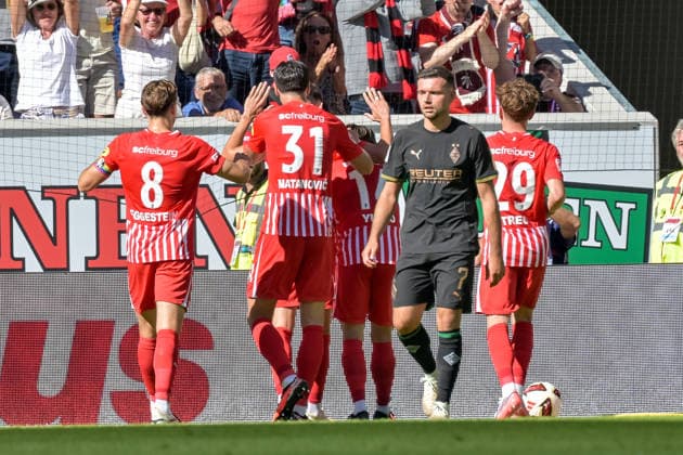 Juebl zum Tor zum 1:0 durch Yannik Engelhardt (SC Freiburg, 16), Jens Castrop (Borussia Moenchengladbach, 17) mit Emotion. GER, SC Freiburg vs Bor. Moenchengladbach, Fussball, Bundesliga, 3. Spieltag, Saison 2026 2027, 12.09.2026 DFL DFB REGULATIONS PROHIBIT ANY USE OF PHOTOGRAPHS AS IMAGE SEQUENCES AND OR QUASI-VIDEO GER, SC Freiburg vs Bor. Moenchengladbach, Fussball, Bundesliga, 3. Spieltag, Saison 2026 2027, 12.09.2026 Freiburg *** Celebration of the 1–0 goal by Yannik Engelhardt (SC Freiburg, 16) and Jens Castrop (Borussia Mönchengladbach, 17), showing emotion. GER, SC Freiburg vs. Borussia Mönchengladbach, Soccer, Bundesliga, Matchday 3, 2026–2027 season, September 12, 2026. DFL and DFB regulations prohibit any use of photographs as image sequences and or quasi-video. GER, SC Freiburg vs. Borussia Mönchengladbach, soccer, Bundesliga, Matchday 3, 2026–2027 season, September 12, 2026, Freiburg Copyright: xEibner-Pressefotox EP_THS