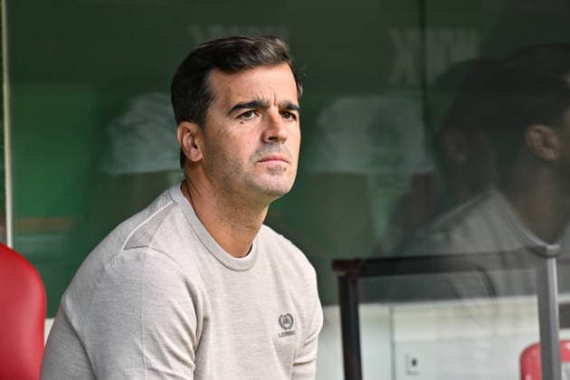 1. Fussball Bundesliga: FC Augsburg - Bayer 04 Leverkusen, 12.09.2026 AUGSBURG, GERMANY; 12. SEPTEMBER: im Bild Carles MARTINEZ Coach Bayer 04 Leverkusen auf der Bank der Gäste während dem Match der Bundesliga zwischen dem FC Augsburg und Bayer 04 Leverkusen am 3. Spieltag in der WWK-Arena DFL REGULATIONS PROHIBIT ANY USE OF PHOTOGRAPHS AS IMAGE SEQUENCES AND OR QUASI-VIDEO *** 1 Bundesliga: FC Augsburg vs. Bayer 04 Leverkusen, September 12, 2026, AUGSBURG, GERMANY September 12. Pictured: Carles MARTINEZ, coach of Bayer 04 Leverkusen, on the visitors’ bench during the Bundesliga match between FC Augsburg and Bayer 04 Leverkusen on Matchday 3 at the WWK Arena. DFL REGULATIONS PROHIBIT ANY USE OF PHOTOGRAPHS AS IMAGE SEQUENCES AND OR QUASI-VIDEO Copyright: xBEAUTIFULxSPORTS Goldbergx