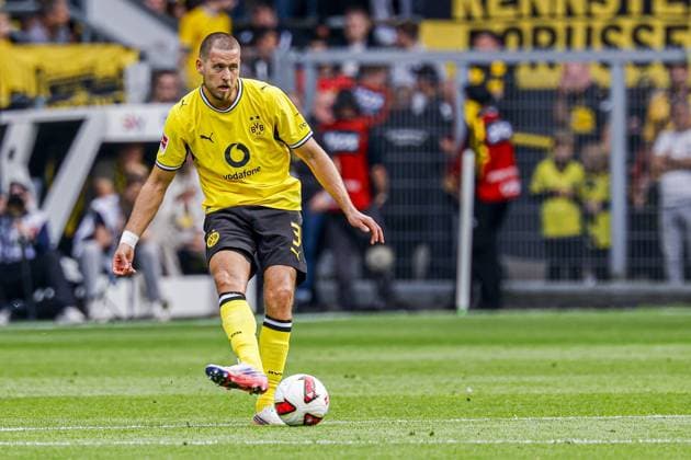 DORTMUND - Waldemar Anton of Borussia Dortmund runs with the ball during the Bundesliga match between Borussia Dortmund and SC Paderborn 07 at Signal Iduna Park on September 12, 2026, in Dortmund, Germany. MARCEL TER BALS ANP Bundesliga 2026 27 xVIxANPxSportx xMarcelxterxBalsxIVx 568294826 originalFilename: 568294826.jpg