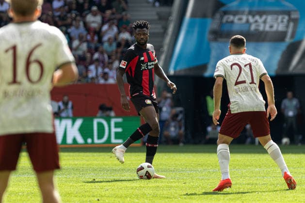 Deutschland: FC Augsburg vs Bayer 04 Leverkusen, 1. Bundesliga, Saison 2026 27, WWK Arena (Augsburg): Edmond Tapsoba, (Bayer Leverkusen, 12) am Ball Augsburg WWK Arena Bayern Deutschland *** Germany: FC Augsburg vs. Bayer 04 Leverkusen, Bundesliga 1, 2026–27 Season, WWK Arena, Augsburg; Edmond Tapsoba, Bayer Leverkusen, No. 12 on the ball; Augsburg, WWK Arena, Bavaria, Germany Copyright: xBenedictxChristx