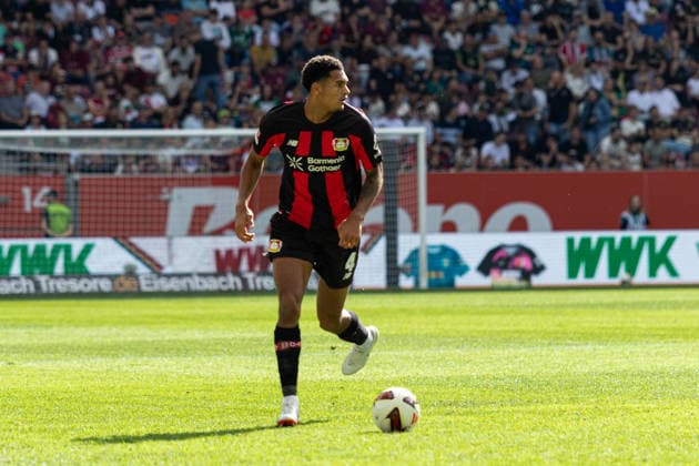 Deutschland: FC Augsburg vs Bayer 04 Leverkusen, 1. Bundesliga, Saison 2026 27, WWK Arena (Augsburg): Jarell Quansah, (Bayer Leverkusen, 4) am Ball Augsburg WWK Arena Bayern Deutschland *** Germany: FC Augsburg vs. Bayer 04 Leverkusen, Bundesliga 1, 2026–27 Season, WWK Arena, Augsburg; Jarell Quansah, Bayer Leverkusen, 4 on the ball; Augsburg, WWK Arena, Bavaria, Germany Copyright: xBenedictxChristx