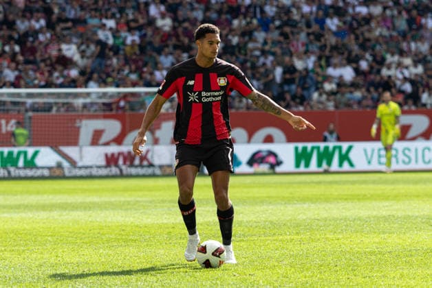Deutschland: FC Augsburg vs Bayer 04 Leverkusen, 1. Bundesliga, Saison 2026 27, WWK Arena (Augsburg): Jarell Quansah, (Bayer Leverkusen, 4) am Ball Augsburg WWK Arena Bayern Deutschland *** Germany: FC Augsburg vs. Bayer 04 Leverkusen, Bundesliga 1, 2026–27 Season, WWK Arena, Augsburg; Jarell Quansah, Bayer Leverkusen, 4 on the ball; Augsburg, WWK Arena, Bavaria, Germany Copyright: xBenedictxChristx