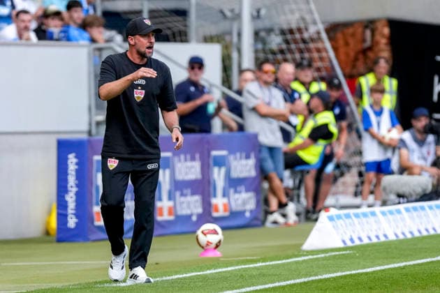 Sebastian Hoeneß (Hoeness, Trainer, Cheftrainer, VfB), gibt Anweisungen, gestikuliert, mit den Armen gestikulieren, Freisteller, Ganzkörper, Einzelbild, Einzelfoto, Aktion, Action, 12.09.2026, Sinsheim (Deutschland), Fussball, Bundesliga, TSG 1899 Hoffenheim - VfB Stuttgart, DFB DFL REGULATIONS PROHIBIT ANY USE OF PHOTOGRAPHS AS IMAGE SEQUENCES AND OR QUASI-VIDEO. *** Sebastian Hoeneß Hoeness, coach, head coach, VfB, giving instructions, gesturing, gesturing with his arms, cutout, full-body, single image, single photo, action, 12 09 2026, Sinsheim, Germany, soccer, Bundesliga, TSG 1899 Hoffenheim vs. VfB Stuttgart, DFB and DFL regulations prohibit any use of photographs as image sequences and or quasi-video xozx