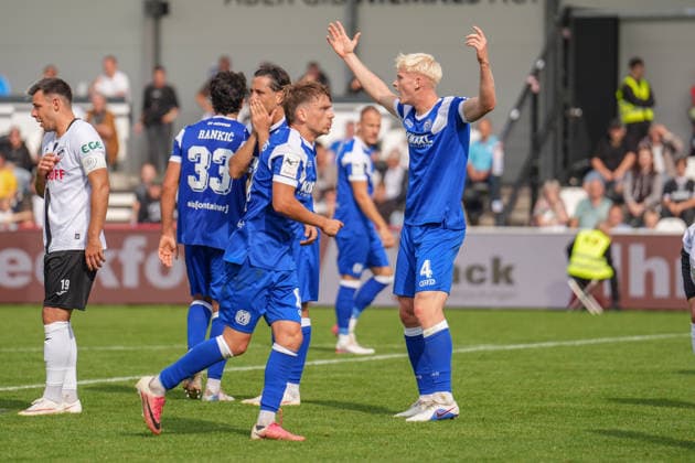 Deutschland: Fussball, 3. Liga, 5. Spieltag, Sportclub Arena Verl, SC Verl vs. SV Meppen: Die Meppener fordern einen Handelfmeter. Copyright: xMichelxWittex