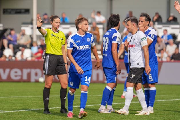Deutschland: Fussball, 3. Liga, 5. Spieltag, Sportclub Arena Verl, SC Verl vs. SV Meppen: Die Meppener fordern einen Handelfmeter. Copyright: xMichelxWittex