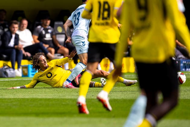 12.09.2026, Fussball, 3. Spieltag der 1. Fussball Bundesliga, Borussia Dortmund - SC Paderborn. Fabio Silva (Borussia Dortmund) im Duell. Dortmund Signal Iduna Park NRW Deutschland xRHR-FOTO DEx *** September 12, 2026, Soccer, Matchday 3 of the 1st Bundesliga, Borussia Dortmund vs. SC Paderborn, Fabio Silva, Borussia Dortmund vs. SC Paderborn, Signal Iduna Park, North Rhine-Westphalia, Germany xRHR PHOTO DEx Copyright: DennisxEwert RHR-FOTOx RHR-FOTO DE