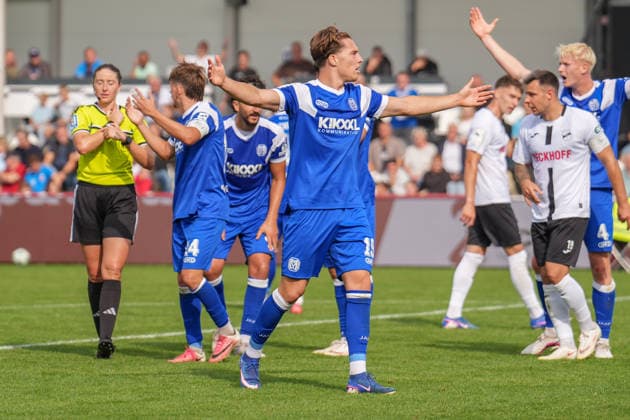 Deutschland: Fussball, 3. Liga, 5. Spieltag, Sportclub Arena Verl, SC Verl vs. SV Meppen: Die Meppener fordern einen Handelfmeter. Copyright: xMichelxWittex