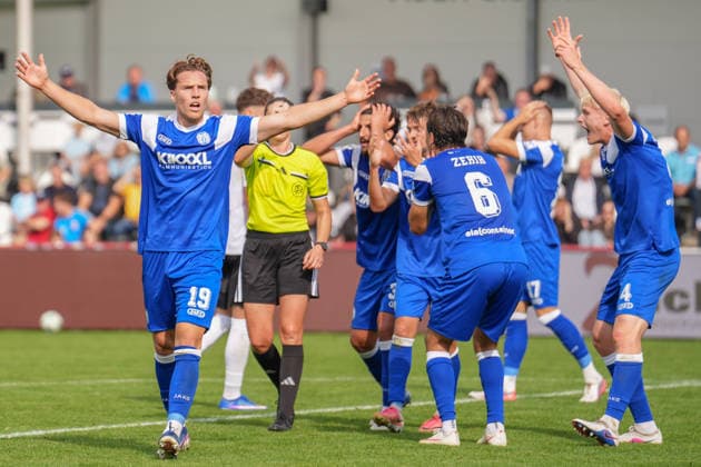 Deutschland: Fussball, 3. Liga, 5. Spieltag, Sportclub Arena Verl, SC Verl vs. SV Meppen: Die Meppener fordern einen Handelfmeter. Luis Sprekelmeyer (SV Meppen, 19) Copyright: xMichelxWittex