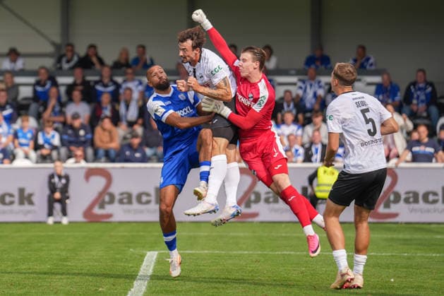 Deutschland: Fussball, 3. Liga, 5. Spieltag, Sportclub Arena Verl, SC Verl vs. SV Meppen: Cyrill Akono (SV Meppen, 9), Timo Schlieck (SC Verl, 1) Copyright: xMichelxWittex