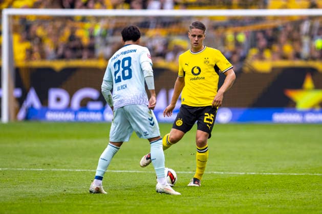 12.09.2026, Fussball, 3. Spieltag der 1. Fussball Bundesliga, Borussia Dortmund - SC Paderborn. v. l. Laurin Ulrich (SC Paderborn 07), Joey Veerman (Borussia Dortmund). Dortmund Signal Iduna Park NRW Deutschland xRHR-FOTO DEx *** September 12, 2026, Soccer, Matchday 3 of the 1. Bundesliga, Borussia Dortmund vs. SC Paderborn, Laurin Ulrich SC Paderborn 07, Joey Veerman, Borussia Dortmund, Signal Iduna Park, North Rhine-Westphalia, Germany, xRHR, PHOTO DEx Copyright: DennisxEwert RHR-FOTOx RHR-FOTO DE