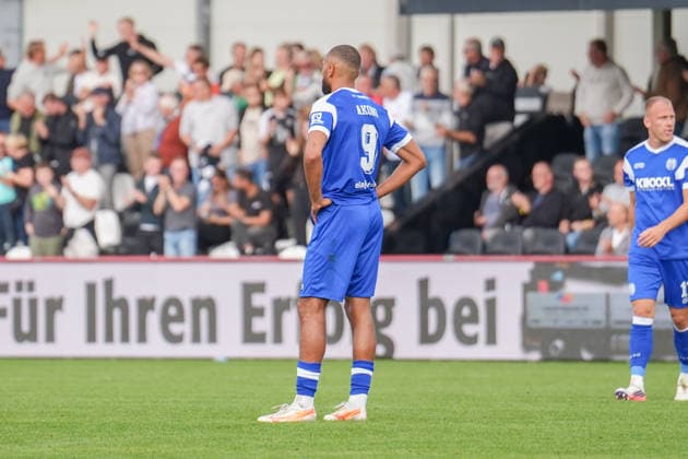 Deutschland: Fussball, 3. Liga, 5. Spieltag, Sportclub Arena Verl, SC Verl vs. SV Meppen: Cyrill Akono (SV Meppen, 9) ist enttäuscht. Copyright: xMichelxWittex