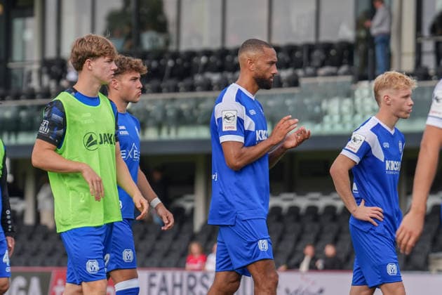 Deutschland: Fussball, 3. Liga, 5. Spieltag, Sportclub Arena Verl, SC Verl vs. SV Meppen: Der SV Meppen stellt sich seinen Fans und wird auf den nächsten Spieltag eingeschworen. Copyright: xMichelxWittex
