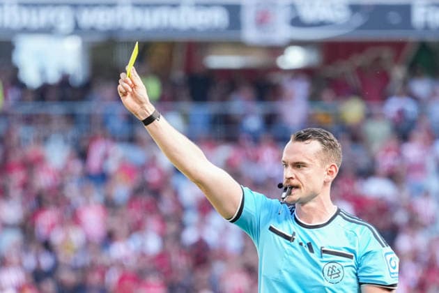 1. Bundesliga: SC Freiburg vs Borussia Mönchengladbach, 12.09.2026 Richard Hempel (Schiedsrichter) mit der Gelben Karte 1. Bundesliga: SC Freiburg vs Borussia Mönchengladbach, Europa-Park-Stadion, 12.09.2026 DFB DFL REGULATIONS PROHIBIT ANY USE OF PHOTOGRAPHS AS IMAGE SEQUENCES AND OR QUASI-VIDEO. *** 1 Bundesliga: SC Freiburg vs. Borussia Mönchengladbach, September 12, 2026; Richard Hempel, referee, shows a yellow card; 1 Bundesliga: SC Freiburg vs. Borussia Mönchengladbach, Europa-Park Stadium, September 12, 2026 DFB and DFL regulations prohibit any use of photographs as image sequences and or quasi-video. Copyright: xBEAUTIFULxSPORTS Boscox