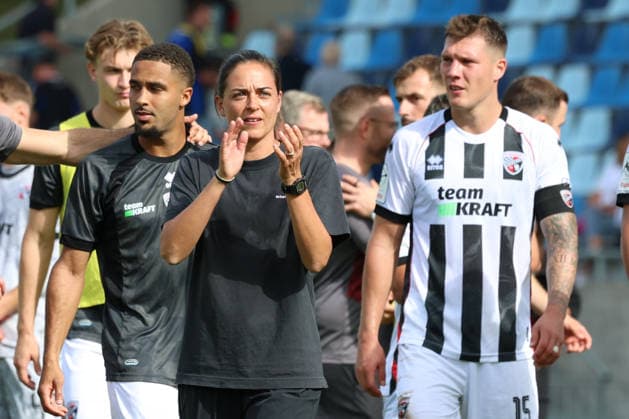 12.09.2026, xrekx, Fussball 3.Liga, 1.FC Saarbruecken - FC Ingolstadt 04 v.l. Sabrina Wittmann Trainerin (FC Ingolstadt 04) Mannschaft, Spieler, jubeln nach Spielende, Team, Player, celebrate at the end of the match Saarbruecken