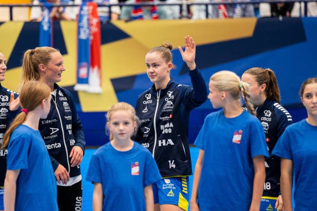 HSG Blomberg-Lippe (GER) vs. Storhamar Handball Elite (NOR), Handball, EHF Champions League Women, Gruppenphase, 12.9.2026, Saision 2026 2027, Lemgo Monika Hoistad Bruce (Storhamar Handball Elite, 14) begruesst die Fans Lemgo Phoenix Contact Arena Deutschland