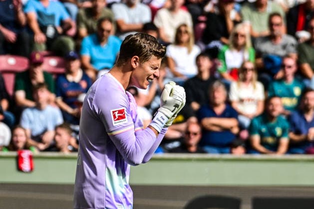 12.09.2026, GER, Fußball, Herren, 1. Bundesliga, FC Augsburg vs Bayer 04 Leverkusen Finn Dahmen (FC Augsburg, 1) ist verärgert nach Tor zum 0:1 Augsburg WWK-Arena Bayern Deutschland *** September 12, 2026, GER, Soccer, Men s, 1. Bundesliga, FC Augsburg vs. Bayer 04 Leverkusen; Finn Dahmen of FC Augsburg (No. 1) is frustrated after the goal that made the score 0–1; Augsburg, WWK Arena, Bavaria, Germany Copyright: xNordphotox xHafnerx