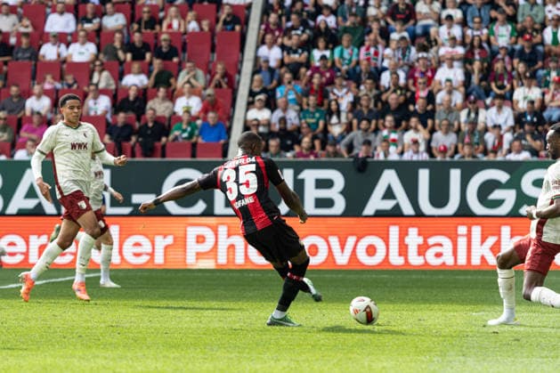 Deutschland: FC Augsburg vs Bayer 04 Leverkusen, 1. Bundesliga, Saison 2026 27, WWK Arena (Augsburg): Christian Kofane, (Bayer Leverkusen, 35) schiesst den Ball ins Tor Augsburg WWK Arena Bayern Deutschland *** Germany: FC Augsburg vs. Bayer 04 Leverkusen, Bundesliga 1, 2026–27 season, WWK Arena, Augsburg. Christian Kofane of Bayer Leverkusen, age 35, scores a goal. Augsburg, WWK Arena, Bavaria, Germany Copyright: xBenedictxChristx