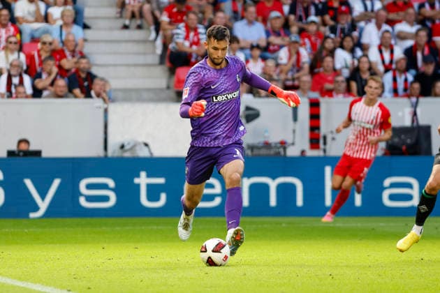 Mio Backhaus (SC Freiburg, 01) am Ball , Deutschland, Fussball, 1. Bundesliga, 3.Spieltag, 2026 2027, SC Freiburg vs. Borussia Mönchengladbach, 12.09.2026, Freiburg im Breisgau Europa-Park Stadion Deutschland *** Mio Backhaus, SC Freiburg, No. 1 on the Ball, Germany, Soccer, Bundesliga 1, Matchday 3, 2026–2027, SC Freiburg vs. Borussia Mönchengladbach, September 12, 2026, Freiburg im Breisgau, Europa-Park Stadium, Germany Copyright: xGrantxHubbsx