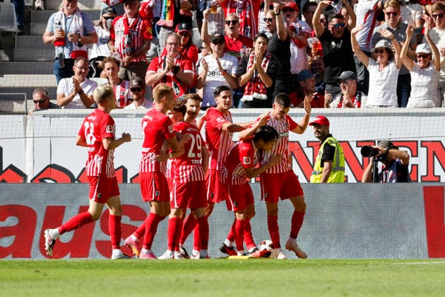 Torjubel SC Freiburg beim 1:0 durch Yannik Engelhardt (SC Freiburg, 16), Freude, Begeisterung, positive Emotionen, Torerfolg , Deutschland, Fussball, 1. Bundesliga, 3.Spieltag, 2026 2027, SC Freiburg vs. Borussia Mönchengladbach, 12.09.2026, Freiburg im Breisgau Europa-Park Stadion Deutschland *** SC Freiburg celebrates Yannik Engelhardt s 1-0 goal, SC Freiburg, 16, joy, excitement, positive emotions, goal, Germany, soccer, Bundesliga 1, Matchday 3, 2026–2027, SC Freiburg vs. Borussia Mönchengladbach, September 12, 2026, Freiburg im Breisgau, Europa-Park Stadium, Germany Copyright: xGrantxHubbsx