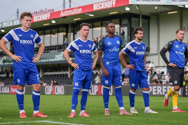 Deutschland: Fussball, 3. Liga, 5. Spieltag, Sportclub Arena Verl, SC Verl vs. SV Meppen: Der SV Meppen stellt sich seinen Fans und wird auf den nächsten Spieltag eingeschworen. Copyright: xMichelxWittex