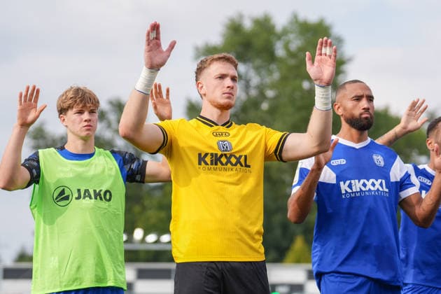 Deutschland: Fussball, 3. Liga, 5. Spieltag, Sportclub Arena Verl, SC Verl vs. SV Meppen: Deutschland: Fussball, 3. Liga, 5. Spieltag, Sportclub Arena Verl, SC Verl vs. SV Meppen: Der SV Meppen stellt sich seinen Fans und wird auf den nächsten Spieltag eingeschworen. Julius Pünt (SV Meppen, 44) Copyright: xMichelxWittex