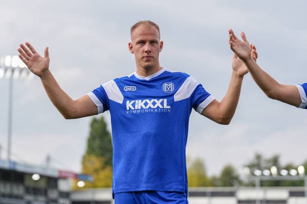 Deutschland: Fussball, 3. Liga, 5. Spieltag, Sportclub Arena Verl, SC Verl vs. SV Meppen: Der SV Meppen stellt sich seinen Fans und wird auf den nächsten Spieltag eingeschworen. Jannic Ehlers (SV Meppen, 17) Copyright: xMichelxWittex