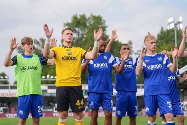 Deutschland: Fussball, 3. Liga, 5. Spieltag, Sportclub Arena Verl, SC Verl vs. SV Meppen: Der SV Meppen stellt sich seinen Fans und wird auf den nächsten Spieltag eingeschworen. Copyright: xMichelxWittex