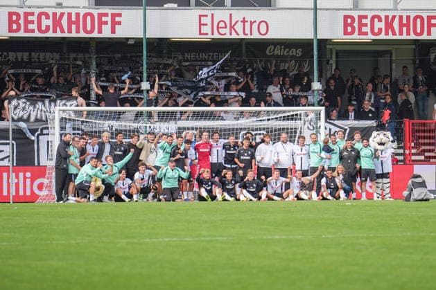 Deutschland: Fussball, 3. Liga, 5. Spieltag, Sportclub Arena Verl, SC Verl vs. SV Meppen: Siegerfoto des SC Verl. Copyright: xMichelxWittex
