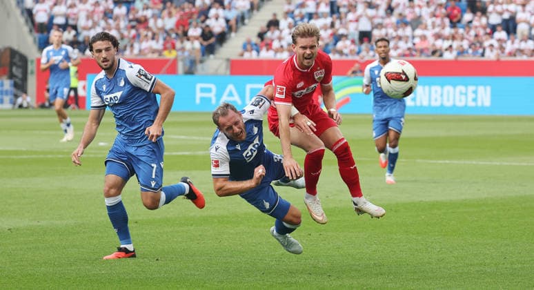 Sinsheim , Fußball Bundesliga TSG 1899 Hoffenheim vs. VfB Stuttgart , von links: Leon Avdullahu ( Hoff ) 7 Vladimir Coufal ( Hoff ) Maximilian Mittelstädt ( VfB ) *** Sinsheim, Bundesliga soccer: TSG 1899 Hoffenheim vs. VfB Stuttgart; from left: Leon Avdullahu (Hoff), 7 Vladimir Coufal (Hoff), Maximilian Mittelstädt (VfB)