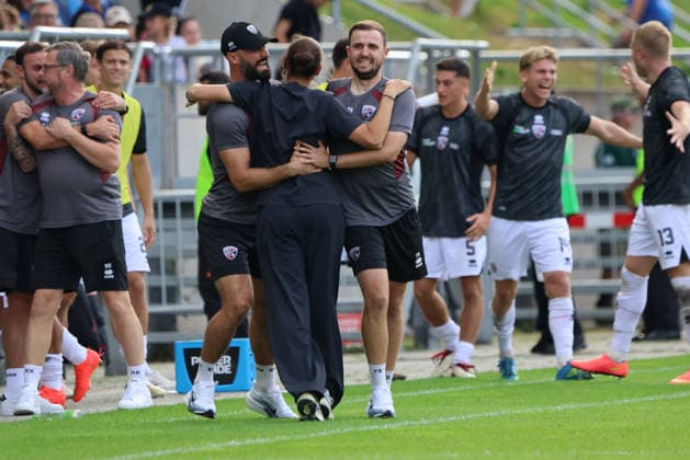 12.09.2026, Fussball, Herren, 3. Liga, Saison 2026 2027, 1. FC Saarbrücken - FC Ingolstadt 04, Der FC Ingolstadt 04 feiert den Sieg, Trainerin Sabrina Wittmann (FC Ingolstadt 04) Saarbrücken Ludwigsparkstadion Saarland Deutschland (DEU) Copyright: xSebastianxBachx