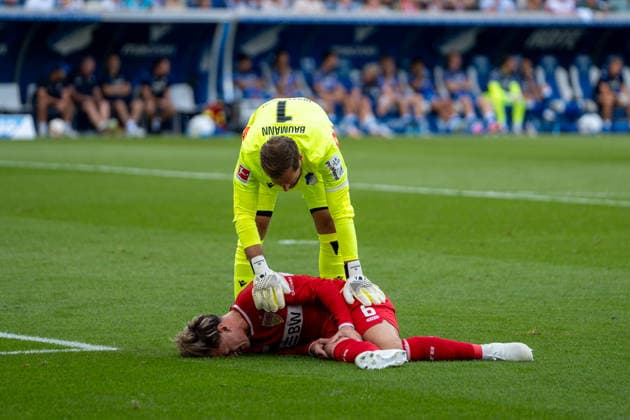 Fussball: 1. Bundesliga, 3. Spieltag, TSG Hoffenheim - VfB Stuttgart am 12.09.2026 in Sinsheim (SNP Arena), Deutschland, Saison 2026 2027: Verletzung Angelo Stiller (VfB Stuttgart, 6) Oliver Baumann (TSG Hoffenheim, 1) Sinsheim SNP Arena Deutschland *** Soccer: Bundesliga 1, Matchday 3, TSG Hoffenheim vs. VfB Stuttgart on September 12, 2026, at the SNP Arena in Sinsheim, Germany, 2026–2027 season. Injury: Angelo Stiller (VfB Stuttgart), 6 Oliver Baumann (TSG Hoffenheim), 1 Sinsheim SNP Arena, Germany Copyright: xPhilippxImhofx